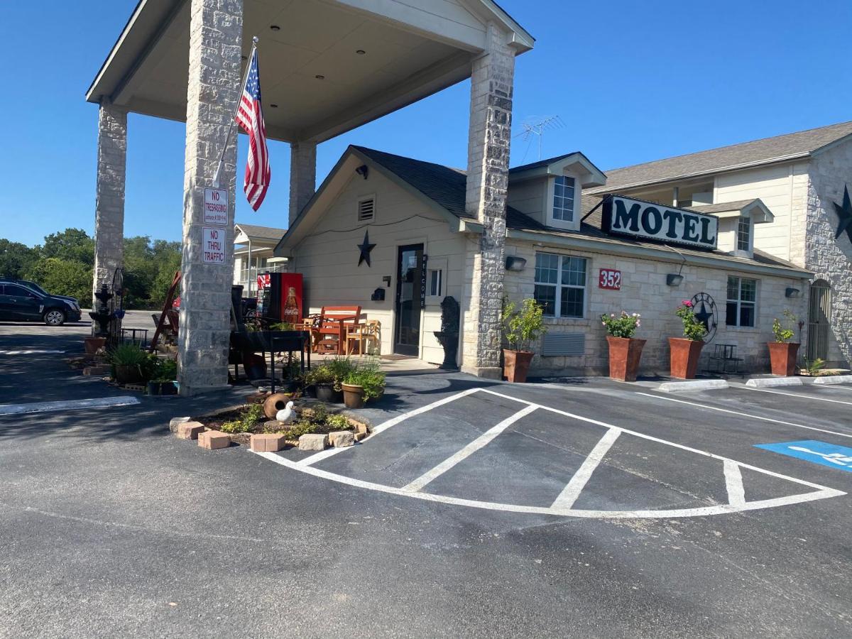 Cedar Creek Inn Bertram Dış mekan fotoğraf