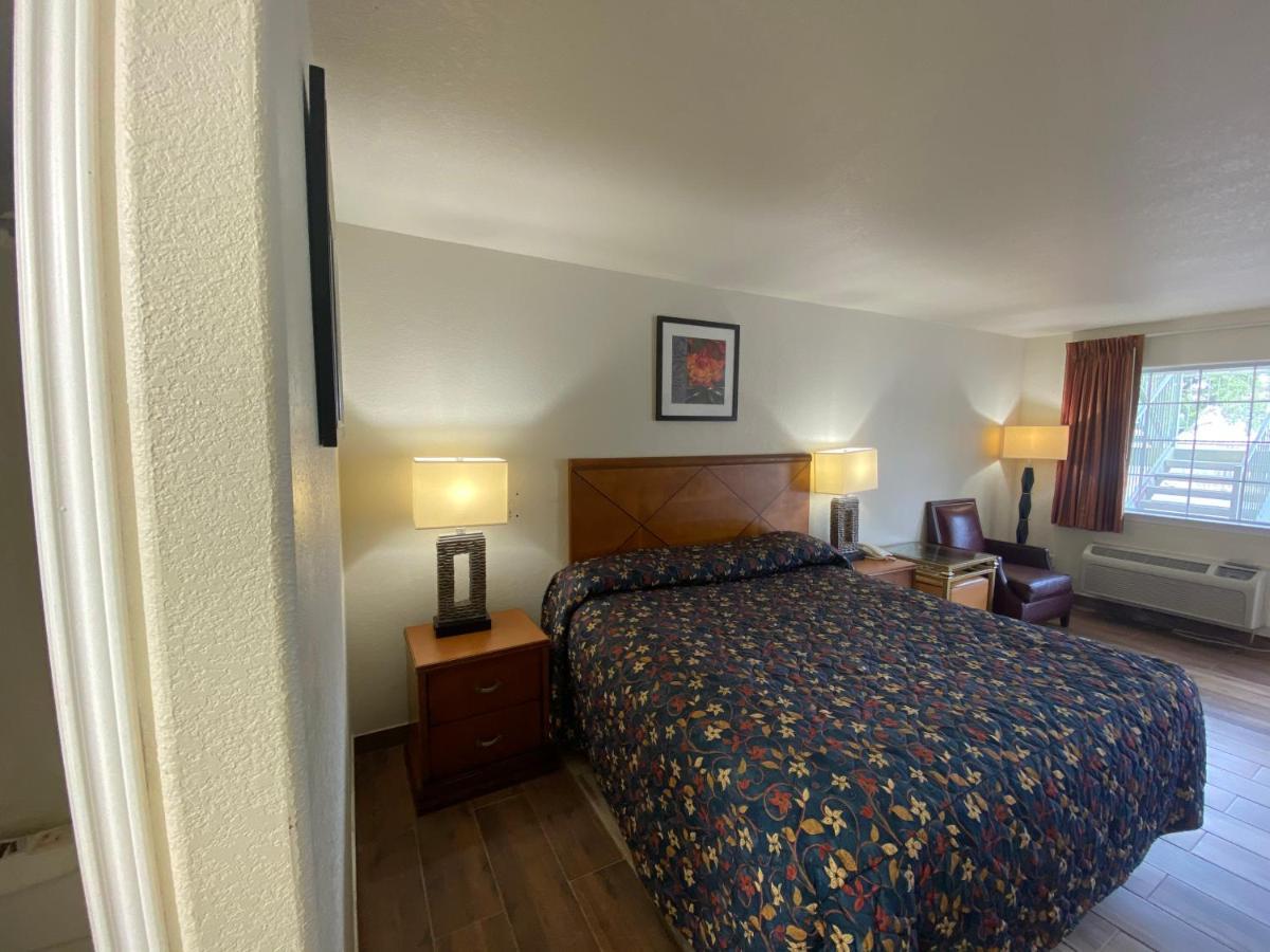 Cedar Creek Inn Bertram Dış mekan fotoğraf