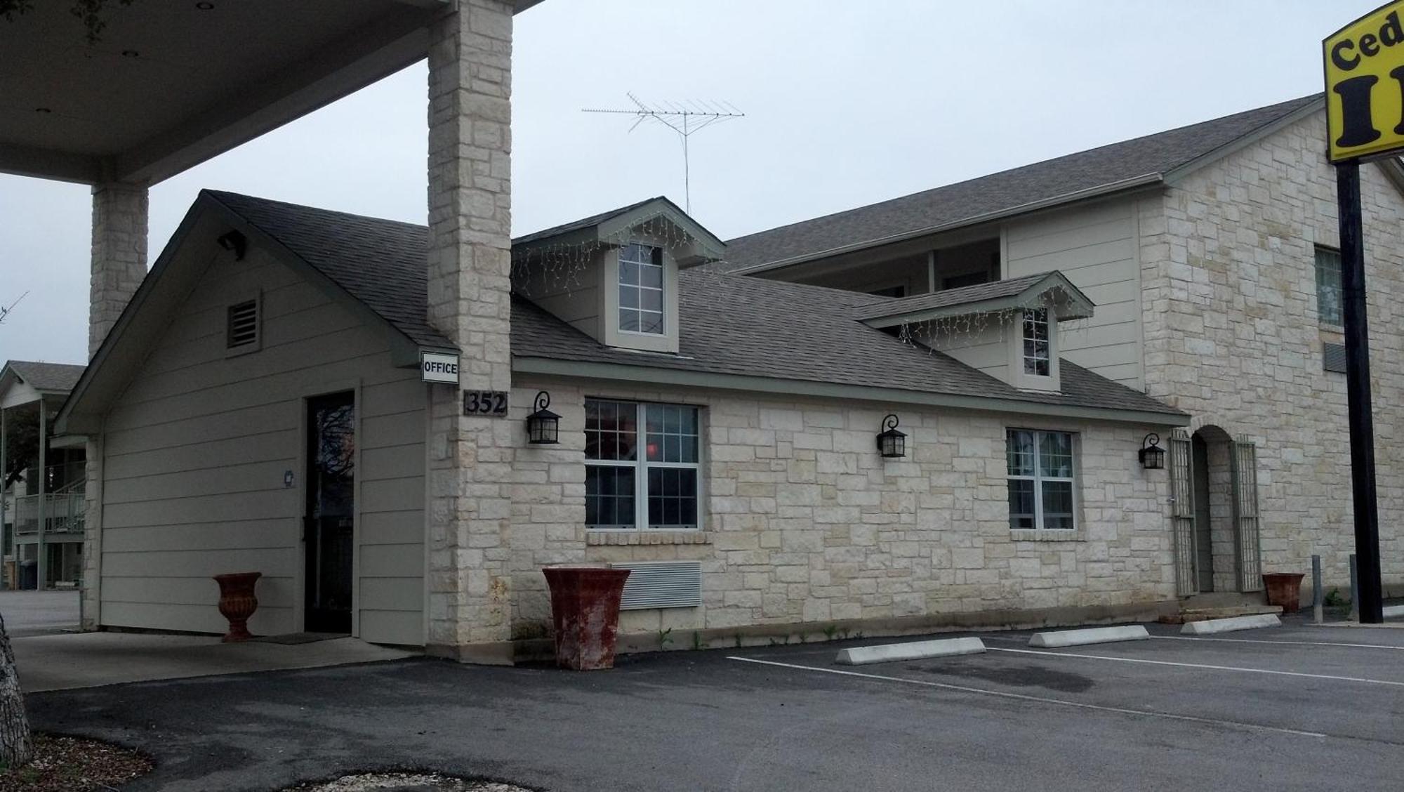 Cedar Creek Inn Bertram Dış mekan fotoğraf
